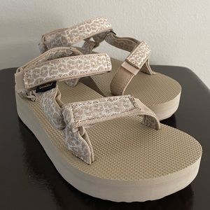 Teva Midform Sandal Size 6